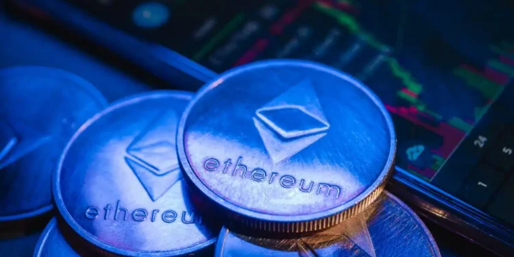 Noticias Altcoins Inversores institucionales compran la caída de Ethereum mientras el retail vende con pánico